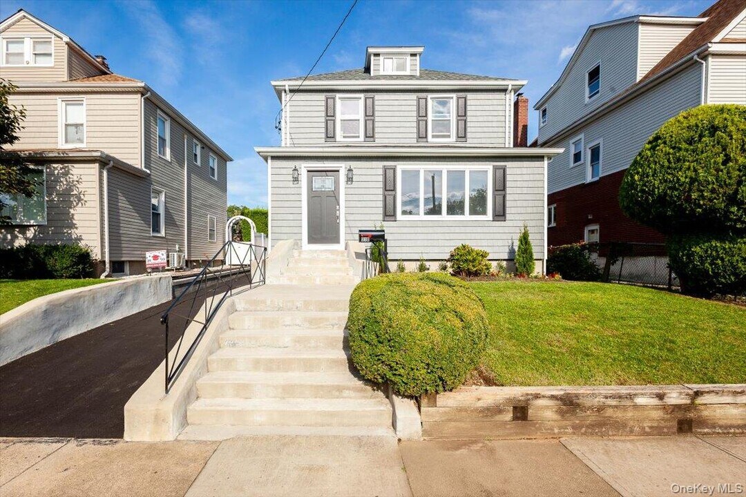 310 Columbus Pkwy in Mineola, NY - Building Photo