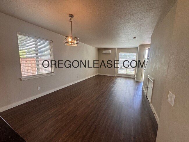 975 Lorella Ave in Eugene, OR - Building Photo - Building Photo