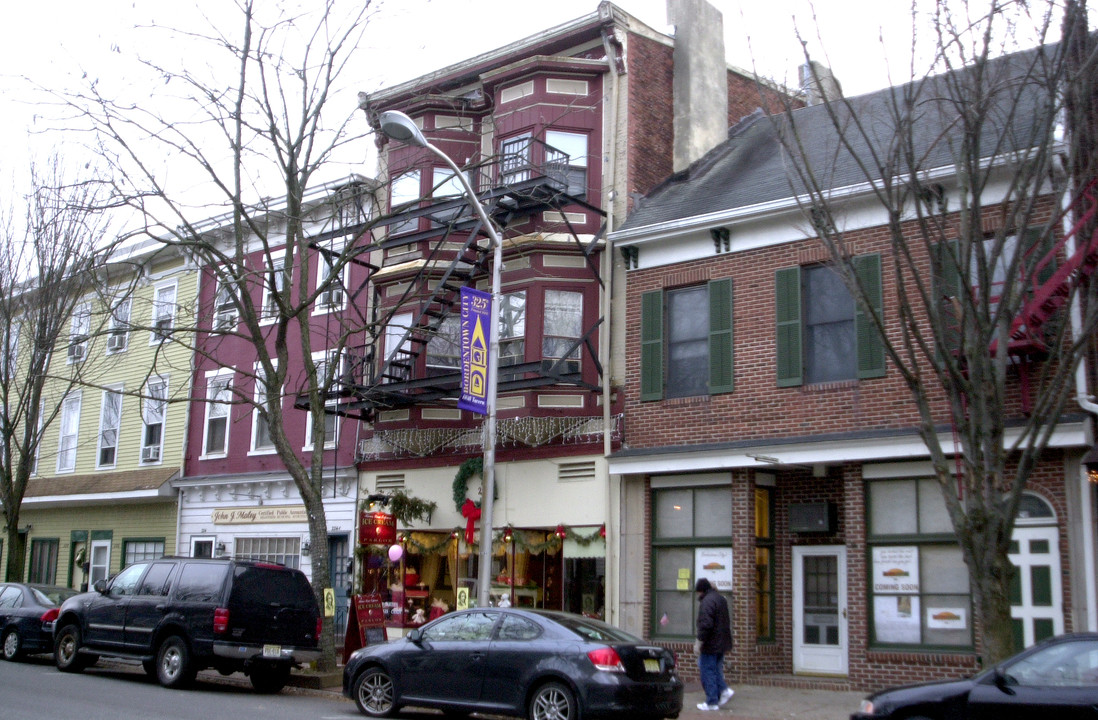 222 Farnsworth Ave in Bordentown, NJ - Building Photo