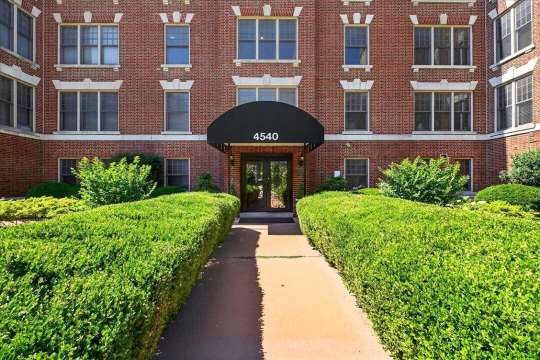 4540 Lindell Blvd in St. Louis, MO - Building Photo