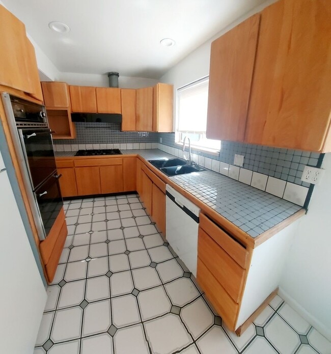property at 1631 Van Horne Ln