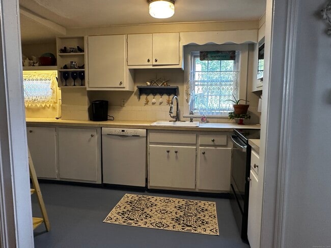 33 E Pattagansett Rd in East Lyme, CT - Building Photo - Building Photo