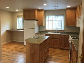 595 Elizabeth Ave in Ashland, OR - Building Photo - Building Photo