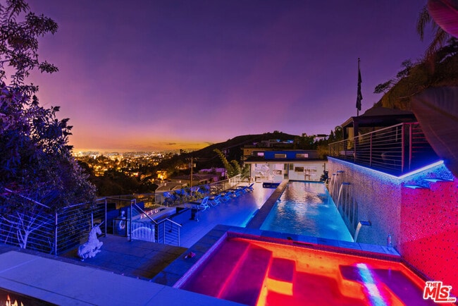 6425 Weidlake Dr in Los Angeles, CA - Building Photo - Building Photo