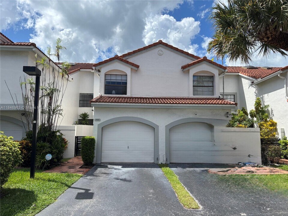 3510 Magellan Cir in Aventura, FL - Building Photo