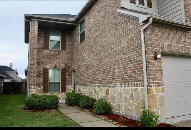 5107 Misty Ln in Bacliff, TX - Foto de edificio - Building Photo