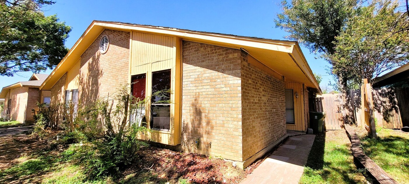 109-111 W Timberview Ln in Arlington, TX - Building Photo