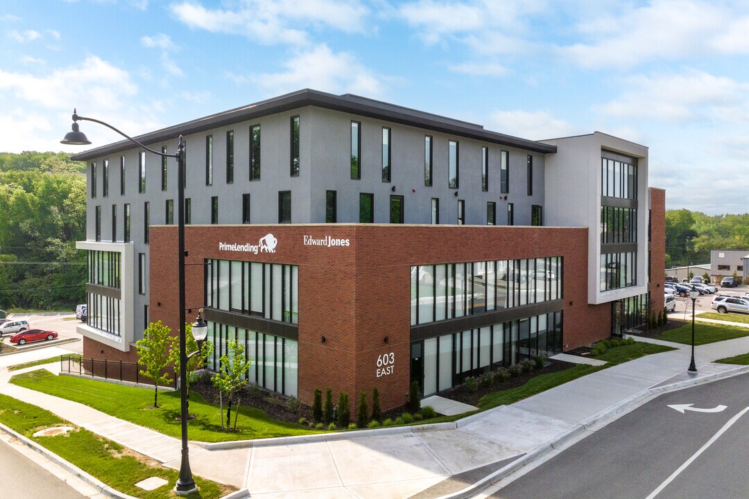 Six at Park in Parkville, MO - Foto de edificio