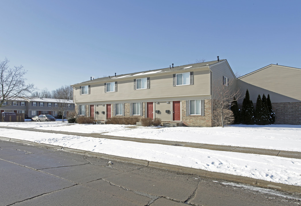 Oxford Square Townhomes in Clinton Township, MI - Building Photo