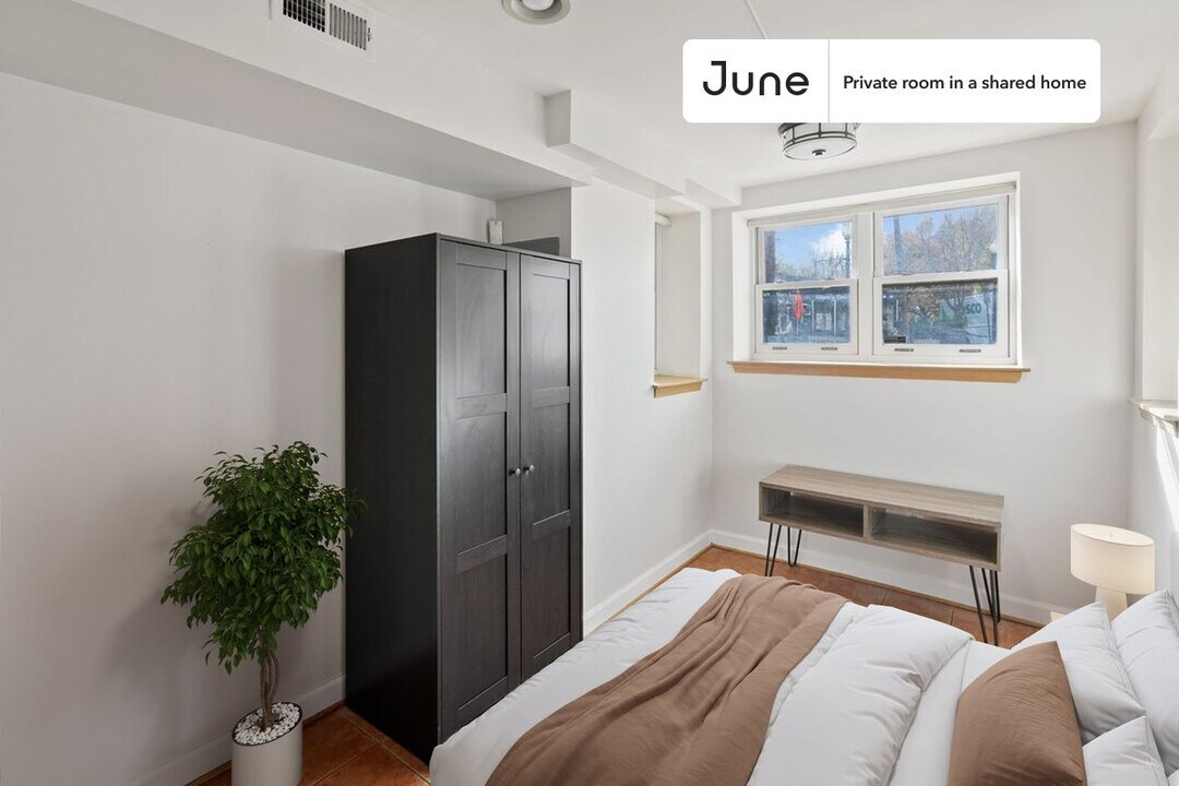 Private bedroom in 3 bed/2.5 bath Home in Washington, DC - Building Photo