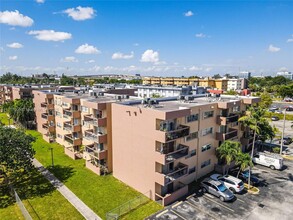 403 NW 72nd Ave in Miami, FL - Building Photo - Building Photo