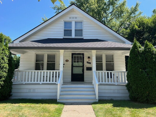 134 Highland Ave in Rochester, MI - Foto de edificio - Building Photo