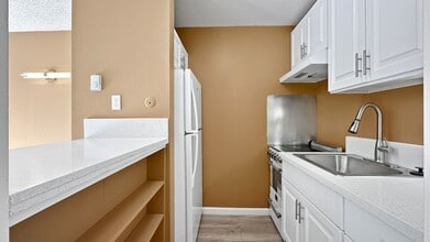 5 Admiral Dr in Emeryville, CA - Building Photo - Building Photo