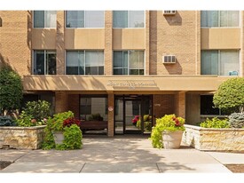 1770 Bryant Ave S, Unit 103 in Minneapolis, MN - Building Photo