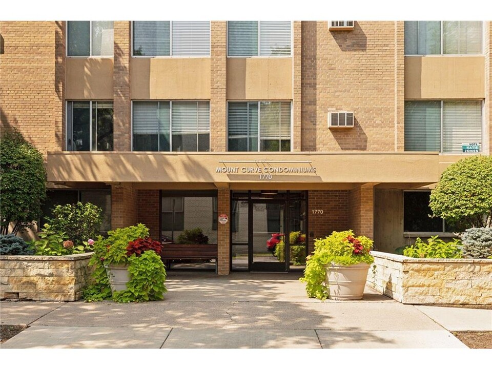 1770 Bryant Ave S, Unit 103 in Minneapolis, MN - Building Photo