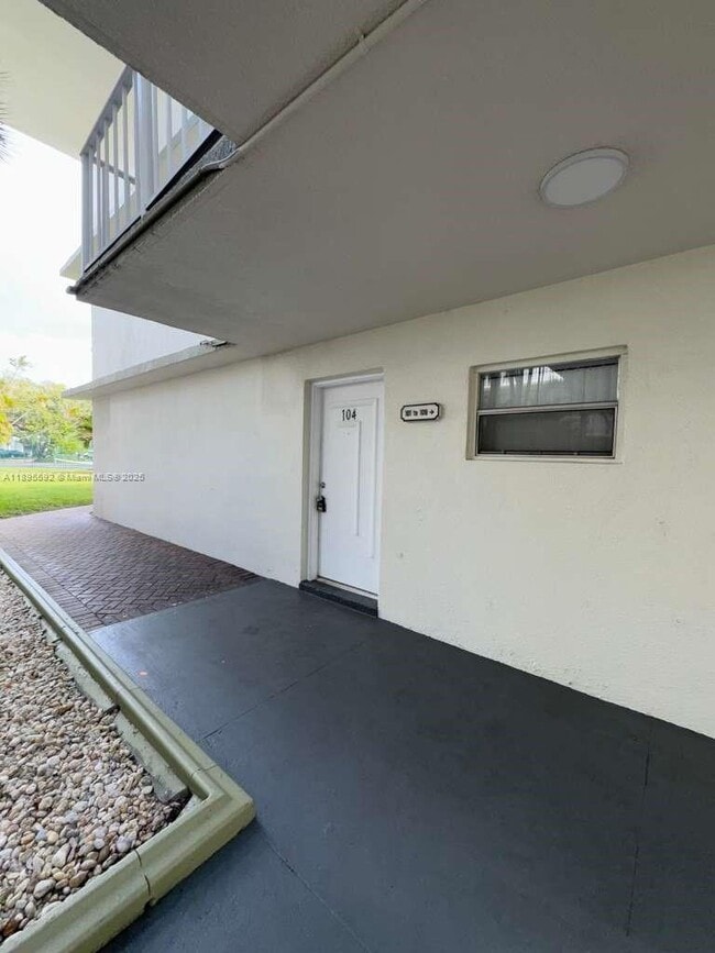 4235 N University Dr in Sunrise, FL - Foto de edificio - Building Photo