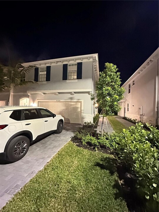 4364 Hammock Grove Dr in Lake Worth, FL - Building Photo