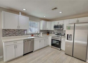 115 Hollybrook Rd in College Park, GA - Foto de edificio - Building Photo