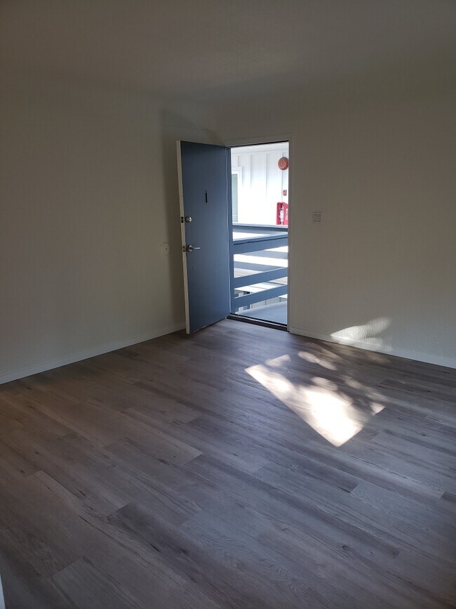 646 Admirals Rd in Victoria, BC - Building Photo - Building Photo