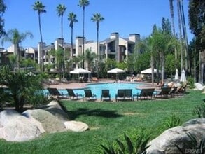 5515 Canoga Ave in Los Angeles, CA - Building Photo - Building Photo
