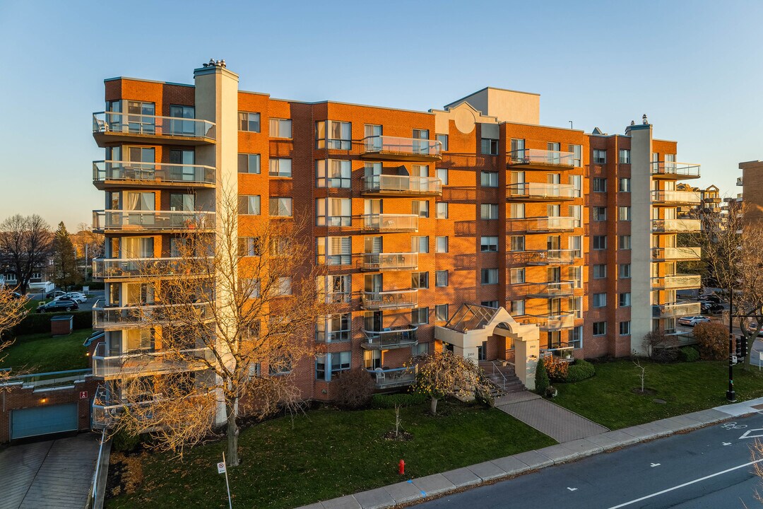 2350 Thimens Boul in St. Laurent, QC - Building Photo