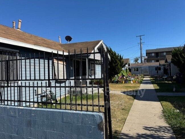 2520 E Anaheim St in Long Beach, CA - Building Photo - Building Photo