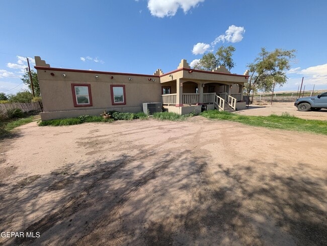 13821 Villalobos Rd in Clint, TX - Foto de edificio - Building Photo