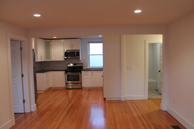 17 Beechwood Ave, Unit 1 in Watertown, MA - Foto de edificio - Building Photo