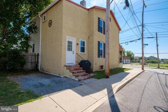 701 E Barnard St in West Chester, PA - Foto de edificio - Building Photo