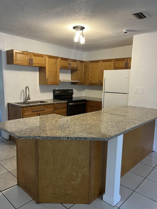 5825 Hornet Dr in Orlando, FL - Building Photo