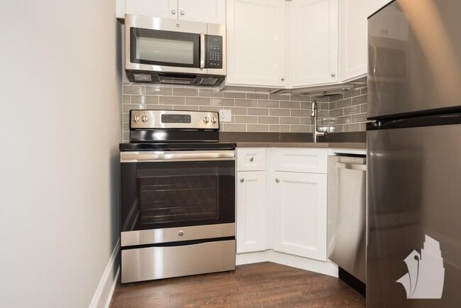 property at 817 W Lakeside Pl