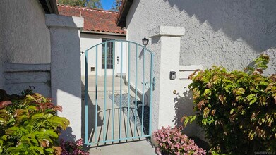 16352 Avenida Venusto in San Diego, CA - Building Photo - Building Photo