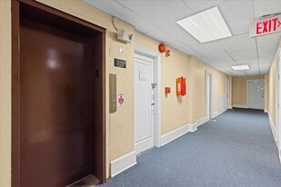 33 S Iowa Ave in Atlantic City, NJ - Building Photo