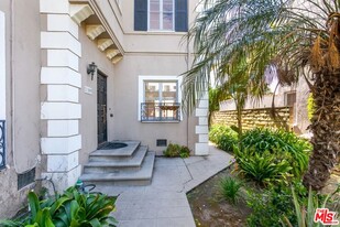 1109 Glenville Dr in Los Angeles, CA - Foto de edificio - Building Photo