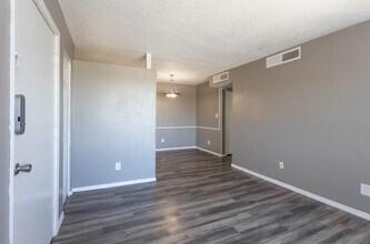 Tesota Four Hills South in Albuquerque, NM - Building Photo - Building Photo