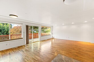 8246 SE 72nd St in Mercer Island, WA - Building Photo - Building Photo