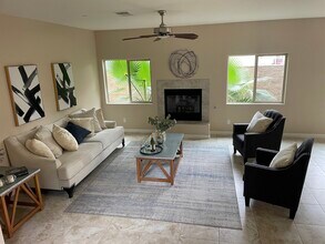 8957 N Magnolia Ave in Santee, CA - Foto de edificio - Building Photo