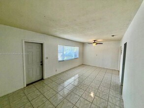 1061 NE 34th Ct in Oakland Park, FL - Foto de edificio - Building Photo