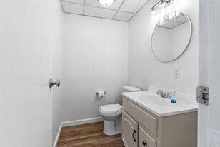 270 Sunderland Rd in Worcester, MA - Building Photo