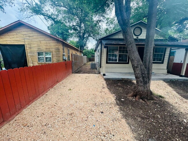 136 Persyn St in San Antonio, TX - Building Photo - Building Photo