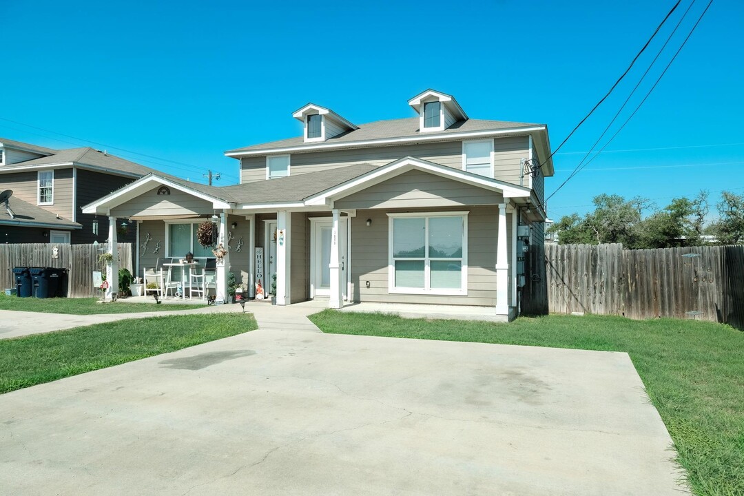 104 Castleberry Ct in Bertram, TX - Building Photo