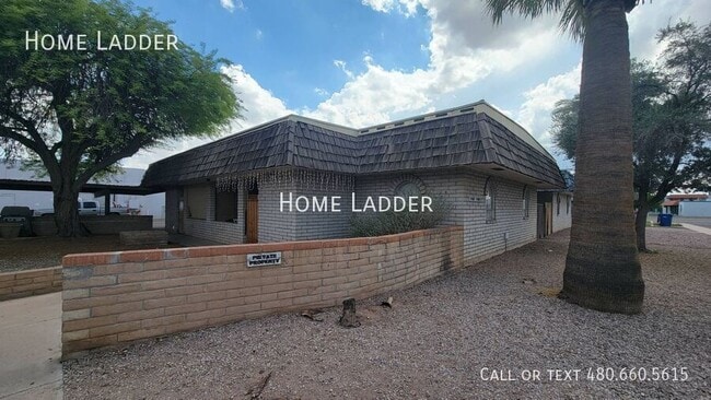 property at 1147 W Drummer Ave