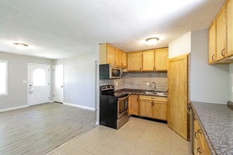 9625 Scarborough Ave in Louisville, KY - Building Photo - Building Photo