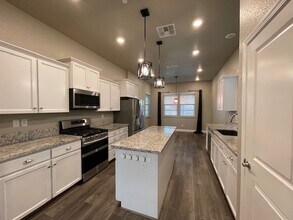 5073 Creekhollow Way in Roseville, CA - Building Photo - Building Photo