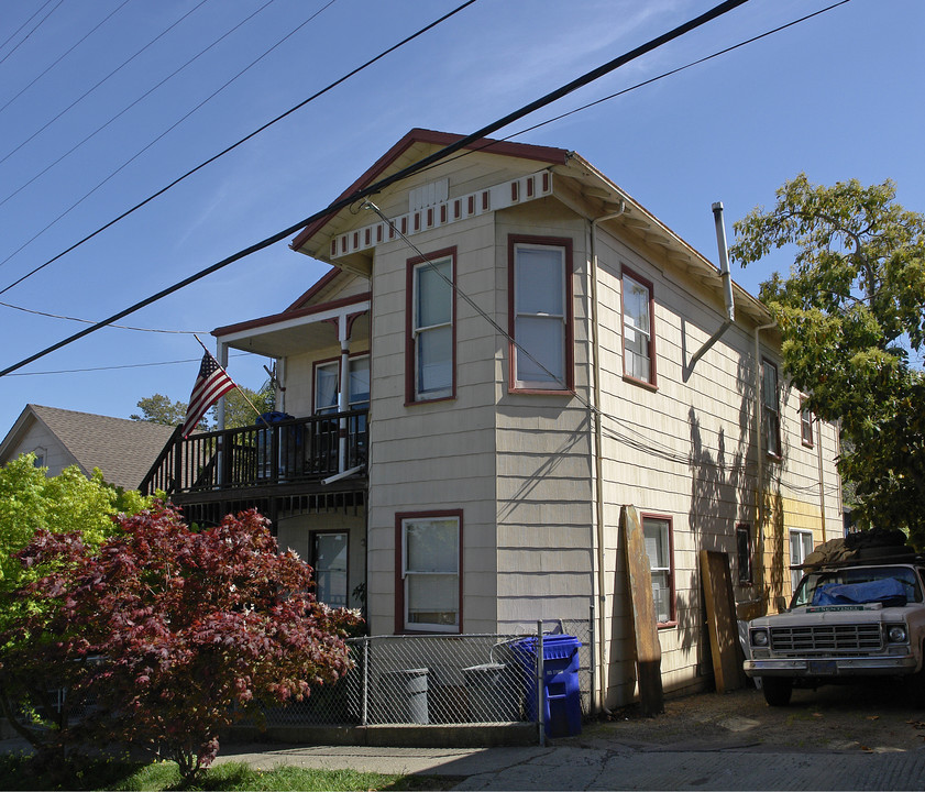 1327 Flora St in Crockett, CA - Building Photo