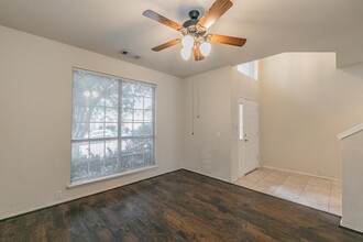 2100 Royal Oak Dr in Bedford, TX - Foto de edificio - Building Photo