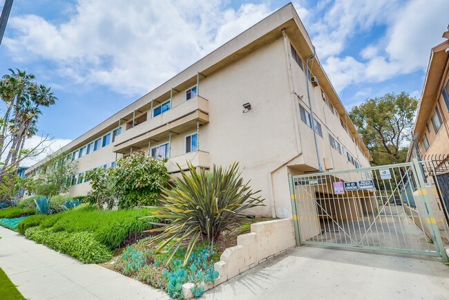 Baldwin Hills Apartment Living in Los Angeles, CA - Foto de edificio - Building Photo