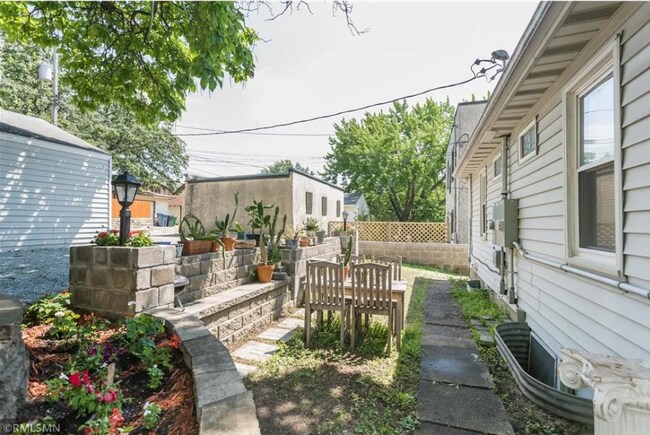 4241 Cedar Ave S, Unit 4241