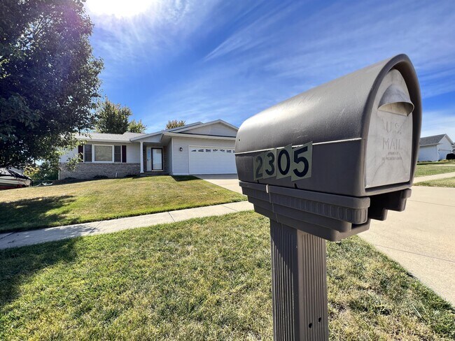 2305 Eastlawn Dr in Marion, IA - Building Photo - Building Photo