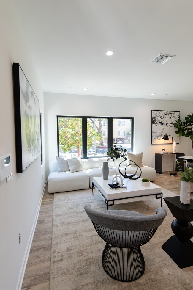 334 N Oakhurst Dr Rentals in Beverly Hills, CA